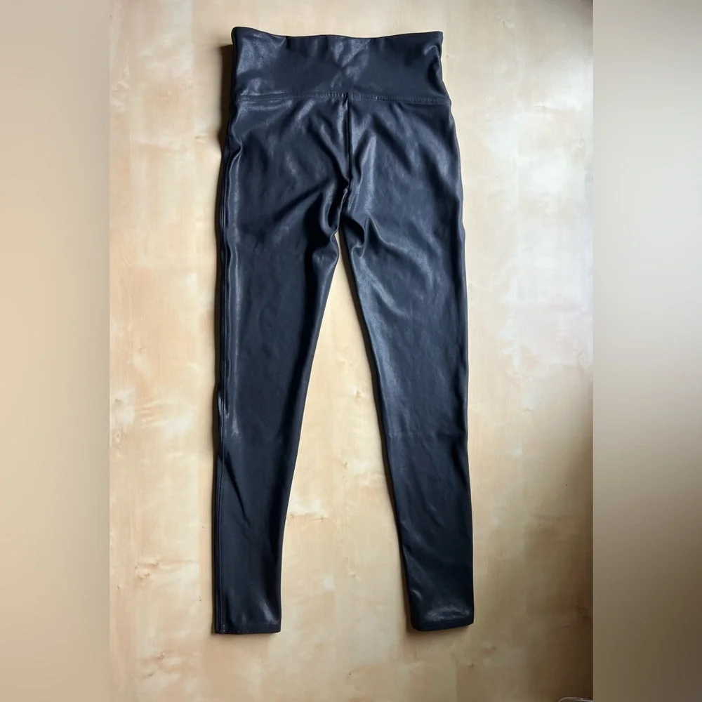 SPANX Faux Leather Black Leggings Moto Vegan Shiny size medium petite - Picture 3 of 8